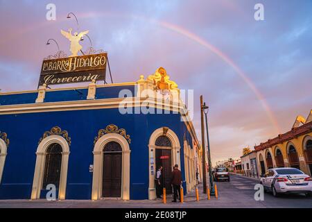 Un arc-en-ciel est observé au-dessus du bar ou de la brasserie Barra Hidalgo par une journée nuageuse pendant un après-midi d'hiver le 29 décembre 2020 à Hermosillo, au Mexique. (Photo par Luis Gutierrez / Norte photo). Un arcoiris se observa sobre el bar o cerveceria Barra Hidalgo en un dia de cielo nublado durante una tarde de invierno el 29 de diciembre del 2020 en Hermosillo, Mexique. (Photo par Luis Gutierrez/Norte photo ). Banque D'Images