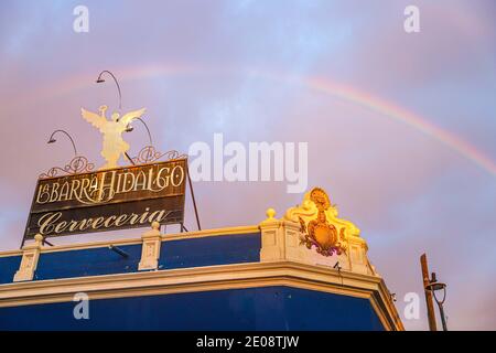 Un arc-en-ciel est observé au-dessus du bar ou de la brasserie Barra Hidalgo par une journée nuageuse pendant un après-midi d'hiver le 29 décembre 2020 à Hermosillo, au Mexique. (Photo par Luis Gutierrez / Norte photo). Un arcoiris se observa sobre el bar o cerveceria Barra Hidalgo en un dia de cielo nublado durante una tarde de invierno el 29 de diciembre del 2020 en Hermosillo, Mexique. (Photo par Luis Gutierrez/Norte photo ). Banque D'Images