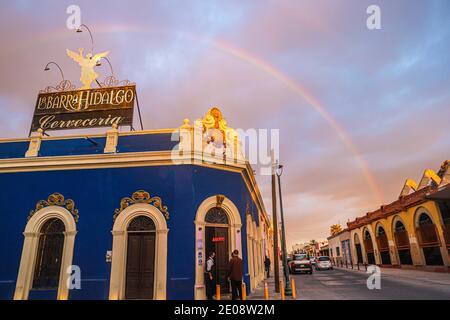 Un arc-en-ciel est observé au-dessus du bar ou de la brasserie Barra Hidalgo par une journée nuageuse pendant un après-midi d'hiver le 29 décembre 2020 à Hermosillo, au Mexique. (Photo par Luis Gutierrez / Norte photo). Un arcoiris se observa sobre el bar o cerveceria Barra Hidalgo en un dia de cielo nublado durante una tarde de invierno el 29 de diciembre del 2020 en Hermosillo, Mexique. (Photo par Luis Gutierrez/Norte photo ). Banque D'Images