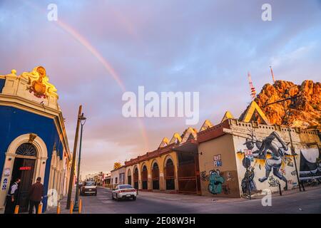 Un arc-en-ciel est observé au-dessus du bar ou de la brasserie Barra Hidalgo par une journée nuageuse pendant un après-midi d'hiver le 29 décembre 2020 à Hermosillo, au Mexique. Colline de la cloche (photo par Luis Gutierrez / Norte photo). Un arcoiris se observa sobre el bar o cerveceria Barra Hidalgo en un dia de cielo nublado durante una tarde de invierno el 29 de diciembre del 2020 en Hermosillo, Mexique. Cerro de la campana (photo de Luis Gutierrez/Norte photo ). Banque D'Images