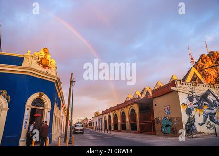 Un arc-en-ciel est observé au-dessus du bar ou de la brasserie Barra Hidalgo par une journée nuageuse pendant un après-midi d'hiver le 29 décembre 2020 à Hermosillo, au Mexique. (Photo par Luis Gutierrez / Norte photo). Un arcoiris se observa sobre el bar o cerveceria Barra Hidalgo en un dia de cielo nublado durante una tarde de invierno el 29 de diciembre del 2020 en Hermosillo, Mexique. (Photo par Luis Gutierrez/Norte photo ). Banque D'Images