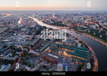 La grande ville et la rivière au coucher du soleil dans le été Banque D'Images