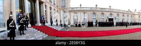 Ambiance devant le président français Nicolas Sarkozy reçoit le président ivoirien Alassane Ouattara au palais de l'Elysée à Paris, France, le 26 janvier 2012, lors de la première visite d'Etat d'Alassane Ouattar en France. Photo de Mousse/ABACAPRESS.COM Banque D'Images