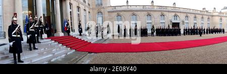 Ambiance devant le président français Nicolas Sarkozy reçoit le président ivoirien Alassane Ouattara au palais de l'Elysée à Paris, France, le 26 janvier 2012, lors de la première visite d'Etat d'Alassane Ouattar en France. Photo de Mousse/ABACAPRESS.COM Banque D'Images