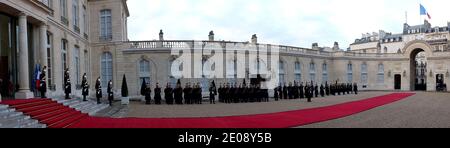 Ambiance devant le président français Nicolas Sarkozy reçoit le président ivoirien Alassane Ouattara au palais de l'Elysée à Paris, France, le 26 janvier 2012, lors de la première visite d'Etat d'Alassane Ouattar en France. Photo de Mousse/ABACAPRESS.COM Banque D'Images