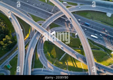 Un carrefour moderne de la route de survol dans un grand megapolis Banque D'Images
