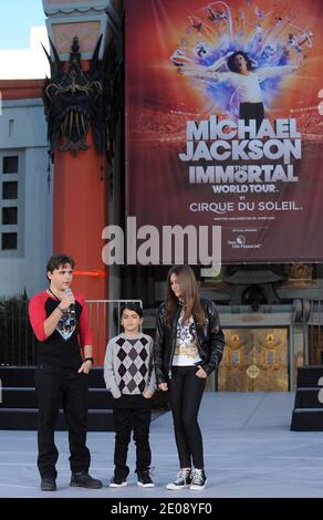 Les trois enfants de Michael Jackson, Prince, Paris et Blanket, ont utilisé les gants et les chaussures à paillettes de leur père pour faire des impressions dans le ciment devant le Théâtre chinois, dans le cadre de la promotion du « Mickel Jackson The Immortal World Tour » du Cirque du Soleil. Los Angeles, CA, États-Unis, 26 janvier 2012. Photo de Lionel Hahn/ABACAPRESS.COM Banque D'Images