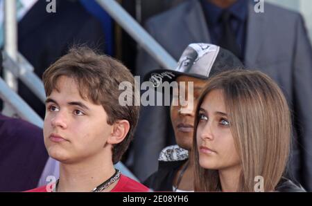 Prince Jackson, Paris Jackson, Michael Jackson les enfants de Michael Jackson imitent les chaussures de leur père et les gants en ciment à Grauman's Chinese Theatre, Hollywood, CA, Etats-Unis. 26 janvier 2012. (Photo : Prince Jackson, Paris Jackson). Photo de Baxter/ABACAPRESS.COM Banque D'Images