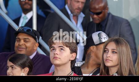 Blanket Jackson, Prince Jackson, Paris Jackson, Michael Jackson les enfants de leur père imprèteront les chaussures et les gants à paillettes en ciment au Grauman's Chinese Theatre, Hollywood, CA, USA. 26 janvier 2012. (Photo : Blanket Jackson, Prince Jackson, Paris Jackson). Photo de Baxter/ABACAPRESS.COM Banque D'Images