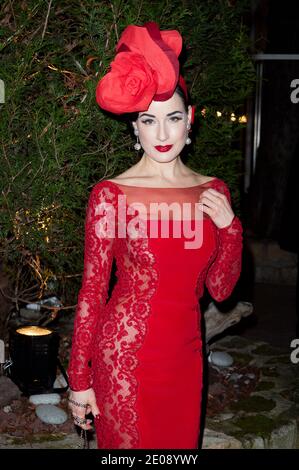 DITA Von Teese participe au dîner de gala Sidaction 2012 (Diner de la mode pour le SIDA) pour le Fonds MAC AIDS, qui s'est tenu au Pavillon d'Armenonville à Paris, France, le 26 janvier 2012. Photo de Nicolas Genin/ABACAPRESS.COM Banque D'Images