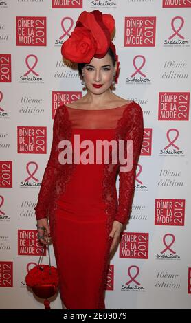 DITA Von Teese participe au dîner de gala Sidaction 2012 (Diner de la mode pour le SIDA) pour le Fonds MAC AIDS, qui s'est tenu au Pavillon d'Armenonville à Paris, France, le 26 janvier 2012. Photo de Marco Vitchi/ABACAPRESS.COM Banque D'Images