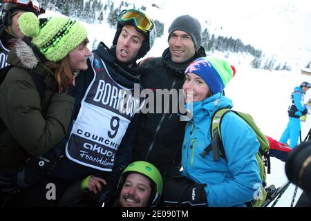 Ancien joueur de football français Zinedine Zidane lors de la 2ème édition de Designers, un défilé de mode dédié à Active Lifestyle et sur la musique de Jean-Michel Jarre, à Courchevel, France, le 26 janvier 2012. Le spectacle a été suivi d'une parade aux flambeaux, réalisée par des instructeurs de l'école de ski française. Photo de Daniel Giry/ABACAPRESS.COM Banque D'Images