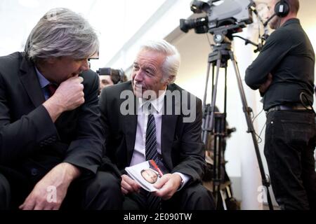 Stephane le Foll et François Rebsamen photographiés candidat du Parti socialiste (PS) pour l'élection présidentielle française de 2012, François Hollande prononce un discours lors d'une réunion pour présenter son programme à la Maison des métallos à Paris, en France, le 26 janvier 2012. Photo de Stephane Lemouton/ABACAPRESS.COM Banque D'Images