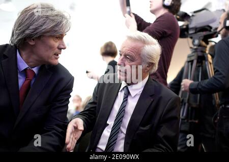 Stephane le Foll et François Rebsamen photographiés candidat du Parti socialiste (PS) pour l'élection présidentielle française de 2012, François Hollande prononce un discours lors d'une réunion pour présenter son programme à la Maison des métallos à Paris, en France, le 26 janvier 2012. Photo de Stephane Lemouton/ABACAPRESS.COM Banque D'Images