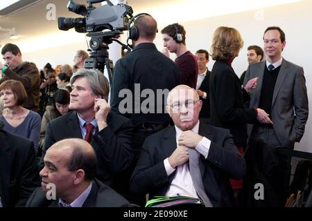 Stephane le Foll et Michel Sapin photographiés comme candidat du Parti socialiste (PS) pour l'élection présidentielle française de 2012, François Hollande prononce un discours lors d'une réunion pour présenter son programme à la Maison des métallos à Paris, en France, le 26 janvier 2012. Photo de Stephane Lemouton/ABACAPRESS.COM Banque D'Images