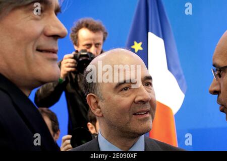 Stephane le Foll, Pierre Moscovici et Harlem Desir photographiés candidat du Parti socialiste (PS) pour l'élection présidentielle française de 2012, François Hollande prononce un discours lors d'une réunion pour présenter son programme à la Maison des métallos à Paris, France, le 26 janvier 2012. Photo de Stephane Lemouton/ABACAPRESS.COM Banque D'Images