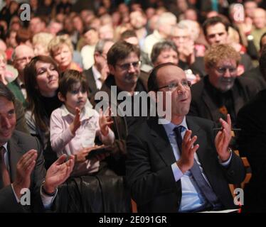 Candidat du Parti socialiste (PS) à l'élection présidentielle française de 2012, François Hollande lors d'une visite à la société Schneider Electric à Eybens, près de Grenoble, dans l'est de la France, le 27 janvier 2012. Photos de Vincent Dargent/ABACAPRESS.COM Banque D'Images