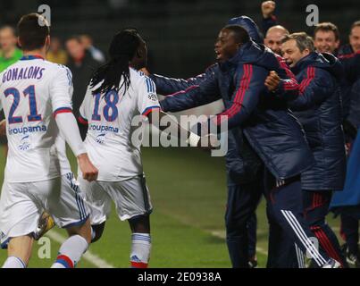 Le Bafetimbi Gomis d'Ol' s célèbre après avoir obtenu son score lors du match de football de la première Ligue française, l'Olympique de Lyonnais contre le FC Dijon au stade Gerland de Lyon, France, le 28 janvier 2012. OL a gagné 3 - 1. Photo de Vincent Dargent/ABACAPRESS.COM Banque D'Images