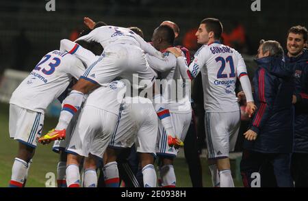 Le Bafetimbi Gomis d'Ol' s célèbre après avoir obtenu son score lors du match de football de la première Ligue française, l'Olympique de Lyonnais contre le FC Dijon au stade Gerland de Lyon, France, le 28 janvier 2012. OL a gagné 3 - 1. Photo de Vincent Dargent/ABACAPRESS.COM Banque D'Images