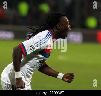 Le Bafetimbi Gomis d'Ol' s célèbre après avoir obtenu son score lors du match de football de la première Ligue française, l'Olympique de Lyonnais contre le FC Dijon au stade Gerland de Lyon, France, le 28 janvier 2012. OL a gagné 3 - 1. Photo de Vincent Dargent/ABACAPRESS.COM Banque D'Images