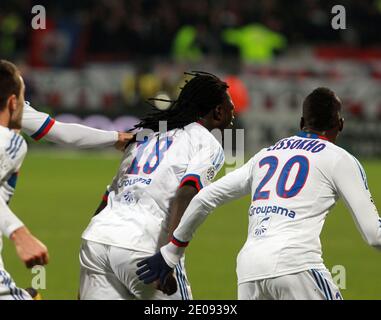 Le Bafetimbi Gomis d'Ol' s célèbre après avoir obtenu son score lors du match de football de la première Ligue française, l'Olympique de Lyonnais contre le FC Dijon au stade Gerland de Lyon, France, le 28 janvier 2012. OL a gagné 3 - 1. Photo de Vincent Dargent/ABACAPRESS.COM Banque D'Images