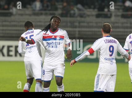 Le Bafetimbi Gomis d'Ol' s célèbre après avoir obtenu son score lors du match de football de la première Ligue française, l'Olympique de Lyonnais contre le FC Dijon au stade Gerland de Lyon, France, le 28 janvier 2012. OL a gagné 3 - 1. Photo de Vincent Dargent/ABACAPRESS.COM Banque D'Images