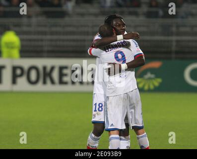 Le Bafetimbi Gomis d'Ol' s célèbre après avoir obtenu son score lors du match de football de la première Ligue française, l'Olympique de Lyonnais contre le FC Dijon au stade Gerland de Lyon, France, le 28 janvier 2012. OL a gagné 3 - 1. Photo de Vincent Dargent/ABACAPRESS.COM Banque D'Images