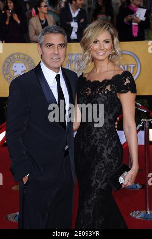 George Clooney et Stacy Keibler assistent à la 18e édition des prix annuels de la Screen Actors Guild (SAG), qui a eu lieu au Shrine Auditorium de Los Angeles, en Californie, le 29 janvier 2012. Banque D'Images