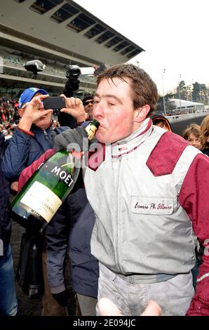 Franck Nivard, vainqueur avec son cheval « Ready Cash » du 91e Prix d'Amérique, la plus prestigieuse course de trotting en Europe, pose sur le podium avec son trophée le 29 janvier 2012 sur le circuit de Vincennes, à l'est de Paris. L'événement a été créé en 1920 pour honorer les soldats américains qui ont fait l'écession pendant la première Guerre mondiale. Photo de Thierry Plessis/ABACAPRESS.CO Banque D'Images