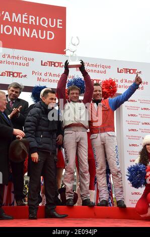 Franck Nivard, vainqueur avec son cheval « Ready Cash » du 91e Prix d'Amérique, la course de trotting la plus prestigieuse d'Europe, flanquée de son entraîneur Thierry Duvaldestin (R), pose sur le podium avec son trophée le 29 janvier 2012 sur le circuit de Vincennes, à l'est de Paris. L'événement a été créé en 1920 pour honorer les soldats américains qui ont fait l'écession pendant la première Guerre mondiale. Photo de Thierry Plessis/ABACAPRESS.COM Banque D'Images