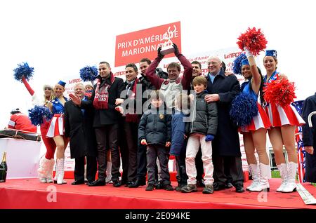 Franck Nivard, vainqueur avec son cheval « Ready Cash » du 91e Prix d'Amérique, la course de trotting la plus prestigieuse d'Europe, flanquée de son entraîneur Thierry Duvaldestin (R), pose sur le podium avec son trophée le 29 janvier 2012 sur le circuit de Vincennes, à l'est de Paris. L'événement a été créé en 1920 pour honorer les soldats américains qui ont fait l'écession pendant la première Guerre mondiale. Photo de Thierry Plessis/ABACAPRESS.COM Banque D'Images
