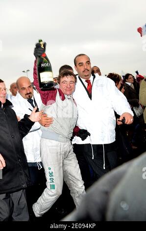 Franck Nivard, vainqueur avec son cheval « Ready Cash » du 91e Prix d'Amérique, la plus prestigieuse course de trotting en Europe, pose sur le podium avec son trophée le 29 janvier 2012 sur le circuit de Vincennes, à l'est de Paris. L'événement a été créé en 1920 pour honorer les soldats américains qui ont fait l'écession pendant la première Guerre mondiale. Photo de Thierry Plessis/ABACAPRESS.CO Banque D'Images