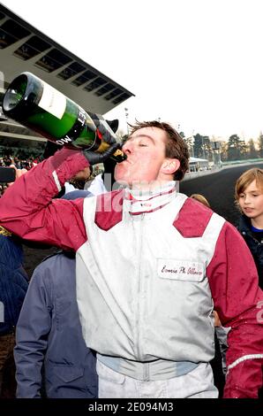 Franck Nivard, vainqueur avec son cheval « Ready Cash » du 91e Prix d'Amérique, la plus prestigieuse course de trotting en Europe, pose sur le podium avec son trophée le 29 janvier 2012 sur le circuit de Vincennes, à l'est de Paris. L'événement a été créé en 1920 pour honorer les soldats américains qui ont fait l'écession pendant la première Guerre mondiale. Photo de Thierry Plessis/ABACAPRESS.CO Banque D'Images