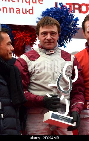 Franck Nivard, vainqueur avec son cheval « Ready Cash » du 91e Prix d'Amérique, la plus prestigieuse course de trotting en Europe, pose sur le podium avec son trophée le 29 janvier 2012 sur le circuit de Vincennes, à l'est de Paris. L'événement a été créé en 1920 pour honorer les soldats américains qui ont fait l'écession pendant la première Guerre mondiale. Photo de Thierry Plessis/ABACAPRESS.COM Banque D'Images
