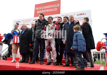 Franck Nivard, vainqueur avec son cheval « Ready Cash » du 91e Prix d'Amérique, la course de trotting la plus prestigieuse d'Europe, flanquée de son entraîneur Thierry Duvaldestin (R), pose sur le podium avec son trophée le 29 janvier 2012 sur le circuit de Vincennes, à l'est de Paris. L'événement a été créé en 1920 pour honorer les soldats américains qui ont fait l'écession pendant la première Guerre mondiale. Photo de Thierry Plessis/ABACAPRESS.COM Banque D'Images
