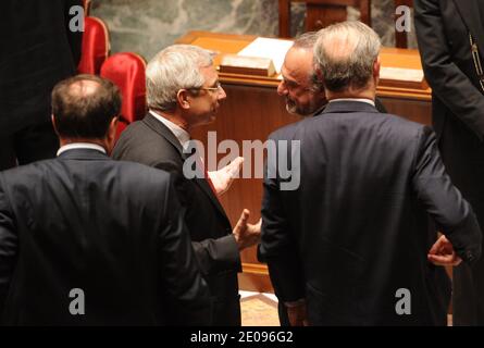 Le député socialiste Claude Bartolone s'entretient avec le député de l'UMP Olivier Dassault lors d'une session hebdomadaire de questions au gouvernement lors de l'Assemblée nationale française à Paris, France, le 31 janvier 2012. Photo de Mousse/ABACAPRESS.COM Banque D'Images