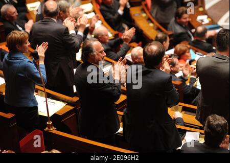 Le député socialiste Claude Bartolone s'entretient avec le député de l'UMP Olivier Dassault lors d'une session hebdomadaire de questions au gouvernement lors de l'Assemblée nationale française à Paris, France, le 31 janvier 2012. Photo de Mousse/ABACAPRESS.COM Banque D'Images