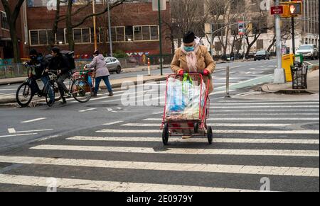 Une femme âgée avec son chariot traverse une intersection à Chelsea, à New York, le jeudi 24 décembre 2020. (© Richard B. Levine) Banque D'Images