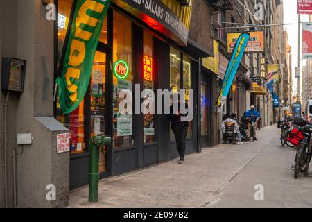 Une franchise de la chaîne de sandwich Subway dans le quartier de Chelsea, à New York, le lundi 28 décembre 2020. (© Richard B. Levine) Banque D'Images