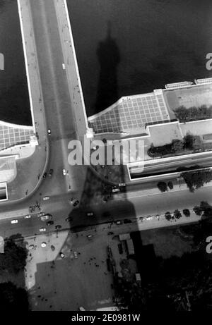 AJAXNETPHOTO; 1962. PARIS, FRANCE. - OMBRE IMPOSANTE - LE SOLEIL JETTE UNE OMBRE DE LA TOUR EIFFEL À TRAVERS LES BOULEVARDS ET DANS LA SEINE. PHOTO:RICHARD EASTLAND REF:RX202410 126 Banque D'Images