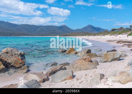 Les gens profitent d'une journée ensoleillée à la baie de Wineglass, en Tasmanie, en Australie Banque D'Images