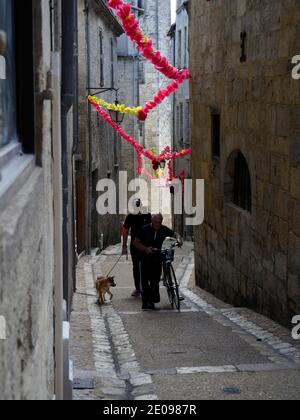 AJAXNETPHOTO. PÉRIGUEUX, FRANCE. - FESTIVAL FÉLIBRÉE - RUE ÉTROITE DÉCORÉE DANS LE VIEUX QUARTIER. PHOTO; JONATHAN EASTLAND/AJAX REF;GX8190110 684 Banque D'Images