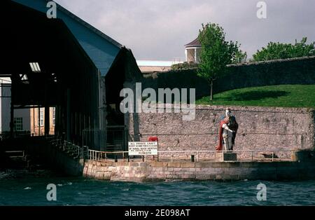 AJAXNETPHOTO. DEVONPORT, PLYMOUTH. - ROI BILLY - FIGUREHEAD DU ROI WILLIAM IV QUI À L'ORIGINE ORNE LES ARCEAUX DU NAVIRE À CANON 120 ROYAL WILLIAM (ROI BILLY) SE TIENT À DROITE DE L'ANCIEN NR. 1 BATEAU COUVERT. PHOTO:JONATHAN EASTLAND/AJAX REF:CD0055 5 Banque D'Images