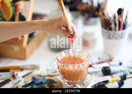 Femme peintre dans studio Banque D'Images