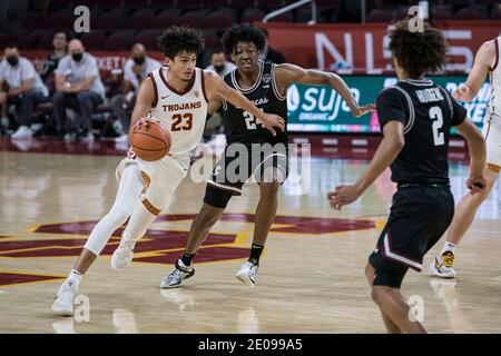 Les chevaux de Troie de la Californie du Sud font avancer Max Agbonkpolo (23) passe devant le Père Noël Clara Broncos garde Jalen Williams (24) pendant un collège NCAA basket-ball ga Banque D'Images