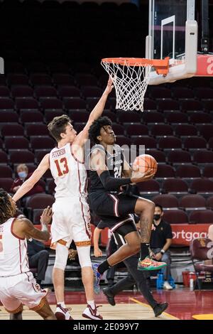 Santa Clara Broncos garde Jalen Williams (24) va pour un Marche arrière contre les chevaux de Troie de la Californie du Sud garde Drew Peterson (13) Pendant un col NCAA Banque D'Images