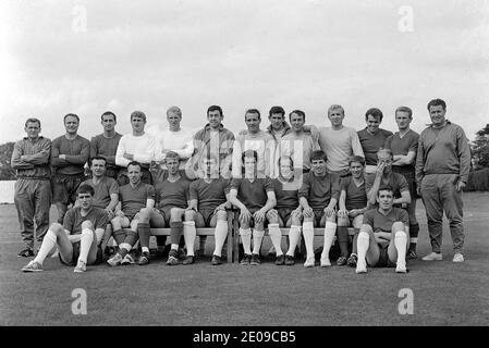 Photo du dossier datée du 04/07/66 de la coupe du monde d'Angleterre Squad. Les deux derniers membres de l'équipe gagnante de la coupe du monde de 1966, Ron Flowers (rangée arrière, cinquième à partir de la gauche) et Jimmy Greaves (rangée arrière, cinquième à partir de la droite) ont tous deux reçu le MBE pour les services au football dans la liste des distinctions honorifiques du nouvel an. Banque D'Images