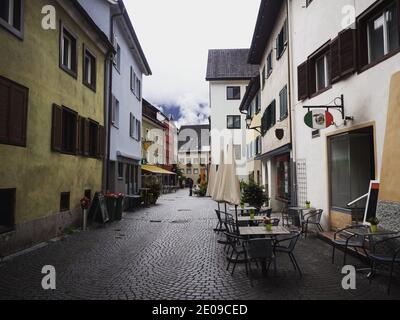 Rues piétonnes vides rues pavées dans un village autrichien traditionnel typique Centre de la vieille ville de Bludenz dans le Vorarlberg Autriche Banque D'Images