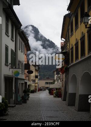 Rues piétonnes vides rues pavées dans un village autrichien traditionnel typique Centre de la vieille ville de Bludenz dans le Vorarlberg Autriche Banque D'Images