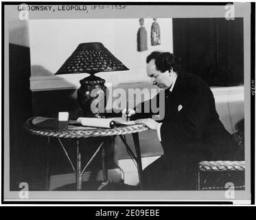 Leopold Godowsky, trois-quarts portrait, assis à table en rotin avec lampe, orienté vers la gauche, de l'écriture Banque D'Images